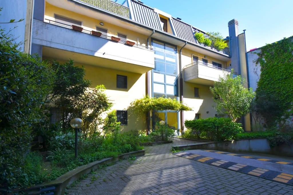 Bocconi Fond Prada Ieo Spettacolare Attico Con Terrazzo Apartment Milan Bagian luar foto